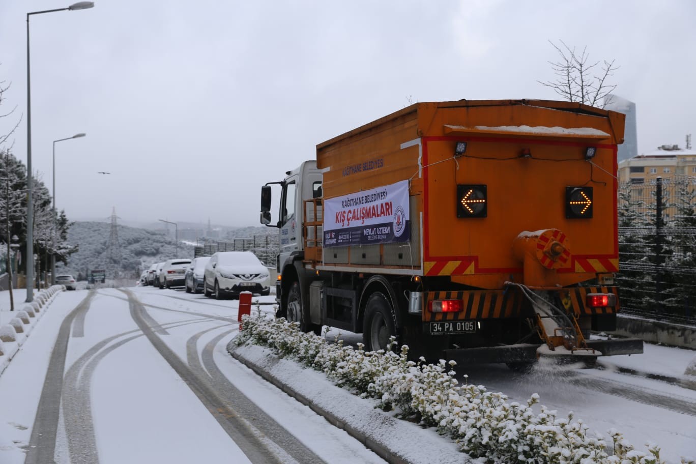 İstanbul’da son yılların en yoğun kar yağışı beklenirken, Kağıthane Belediyesi ekipleri kar yağışının başlamasıyla sabahın erken saatlerinde ...