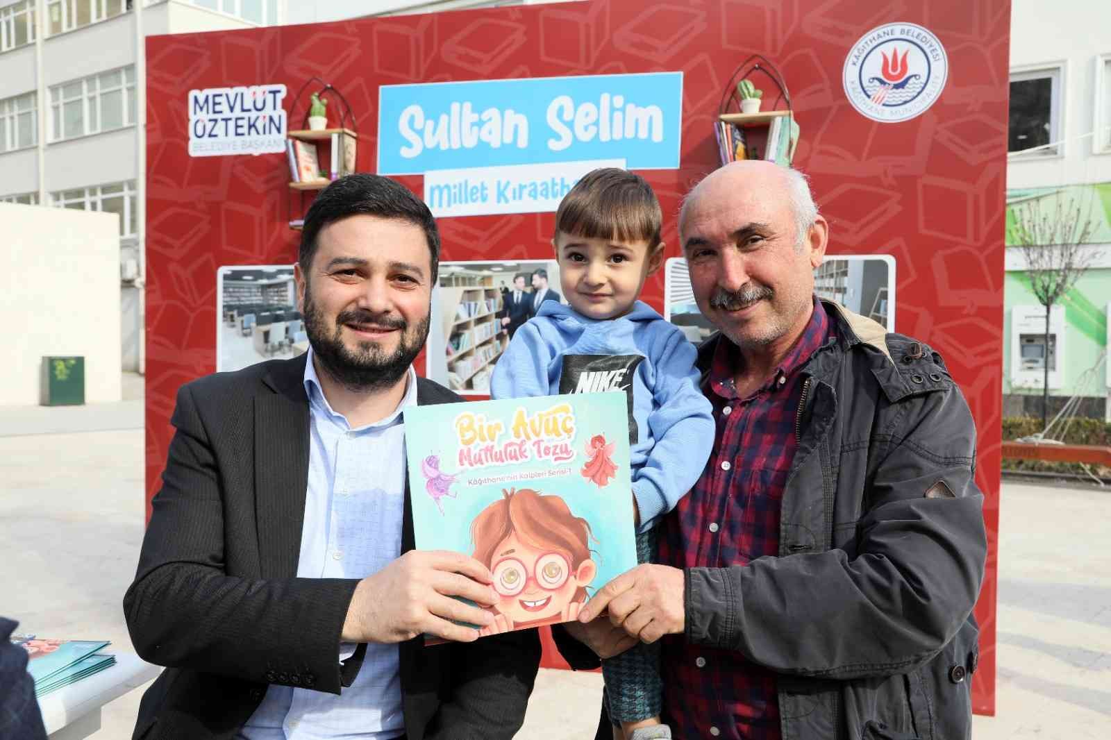 Kağıthane Belediyesi’nin düzenlediği kitap okuma etkinliğinde; 15 dakika bir kitabı okuyan vatandaşlar, okuduğu kitaba ücretsiz sahip olabiliyor ...