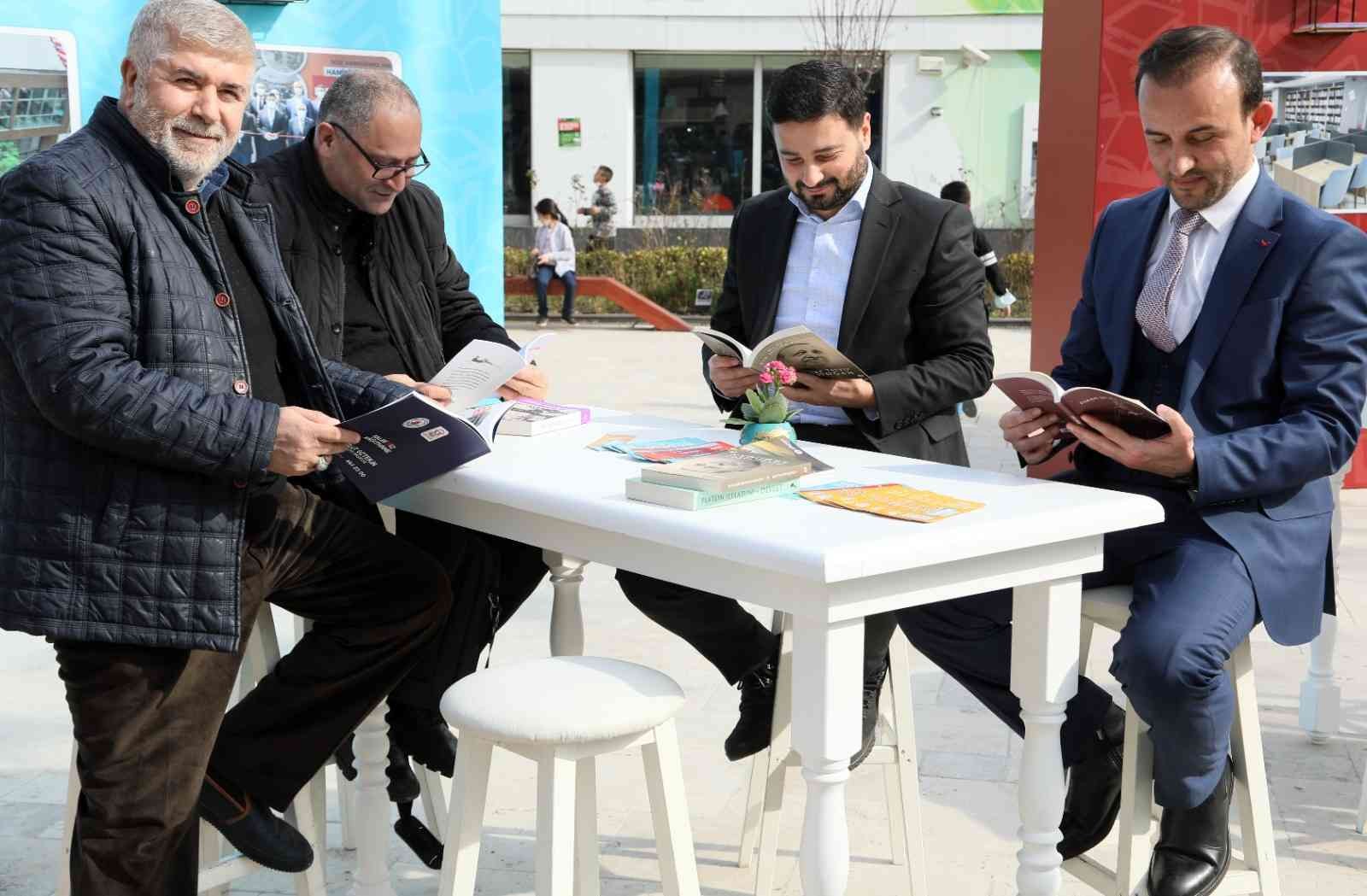 Kağıthane Belediyesi’nin düzenlediği kitap okuma etkinliğinde; 15 dakika bir kitabı okuyan vatandaşlar, okuduğu kitaba ücretsiz sahip olabiliyor ...