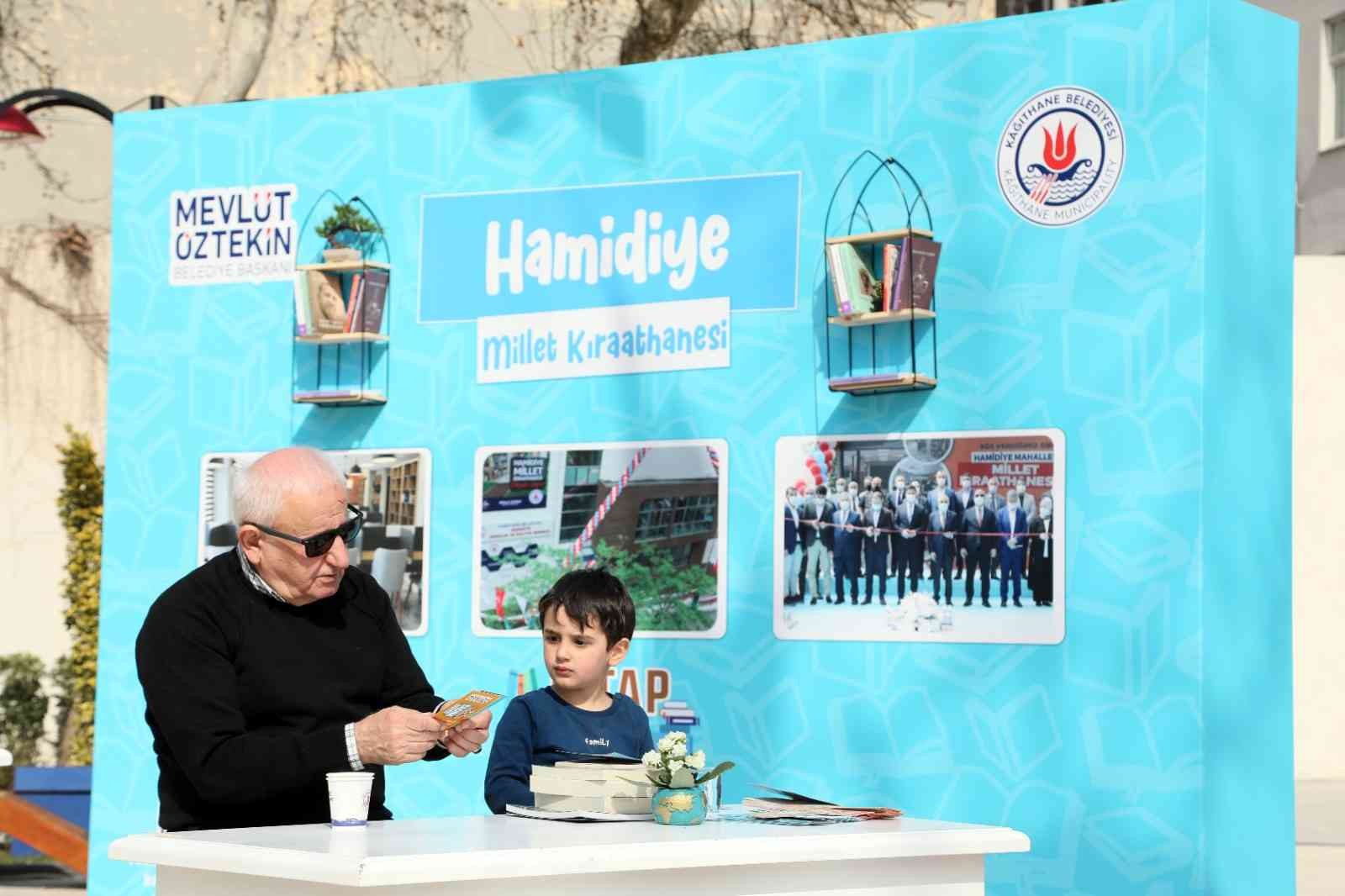 Kağıthane Belediyesi’nin düzenlediği kitap okuma etkinliğinde; 15 dakika bir kitabı okuyan vatandaşlar, okuduğu kitaba ücretsiz sahip olabiliyor ...