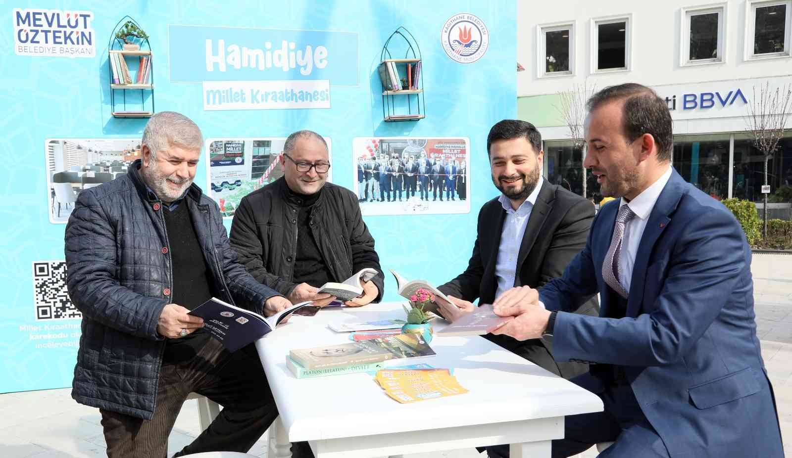 Kağıthane Belediyesi’nin düzenlediği kitap okuma etkinliğinde; 15 dakika bir kitabı okuyan vatandaşlar, okuduğu kitaba ücretsiz sahip olabiliyor ...