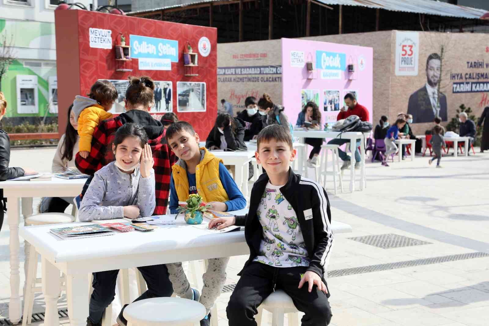 Kağıthane Belediyesi’nin düzenlediği kitap okuma etkinliğinde; 15 dakika bir kitabı okuyan vatandaşlar, okuduğu kitaba ücretsiz sahip olabiliyor ...