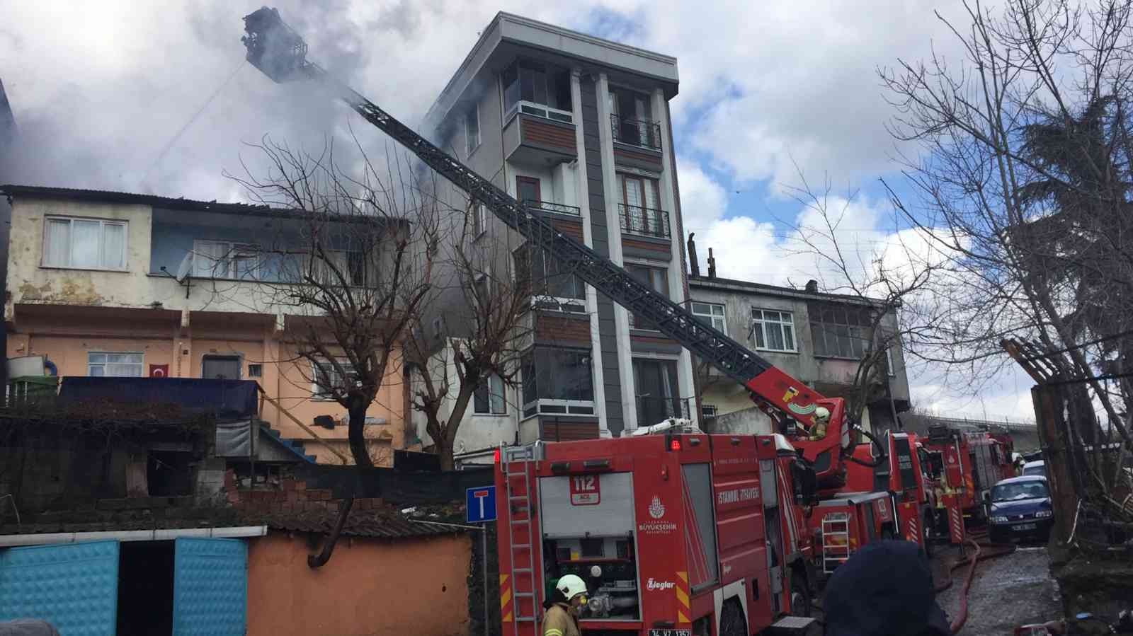 Kağıthane’de üç katlı bir binanın çatısında yangın çıktı. Alevler yan binaya da sirayet ederken, çevredeki vatandaşlar yangını film izler gibi ...