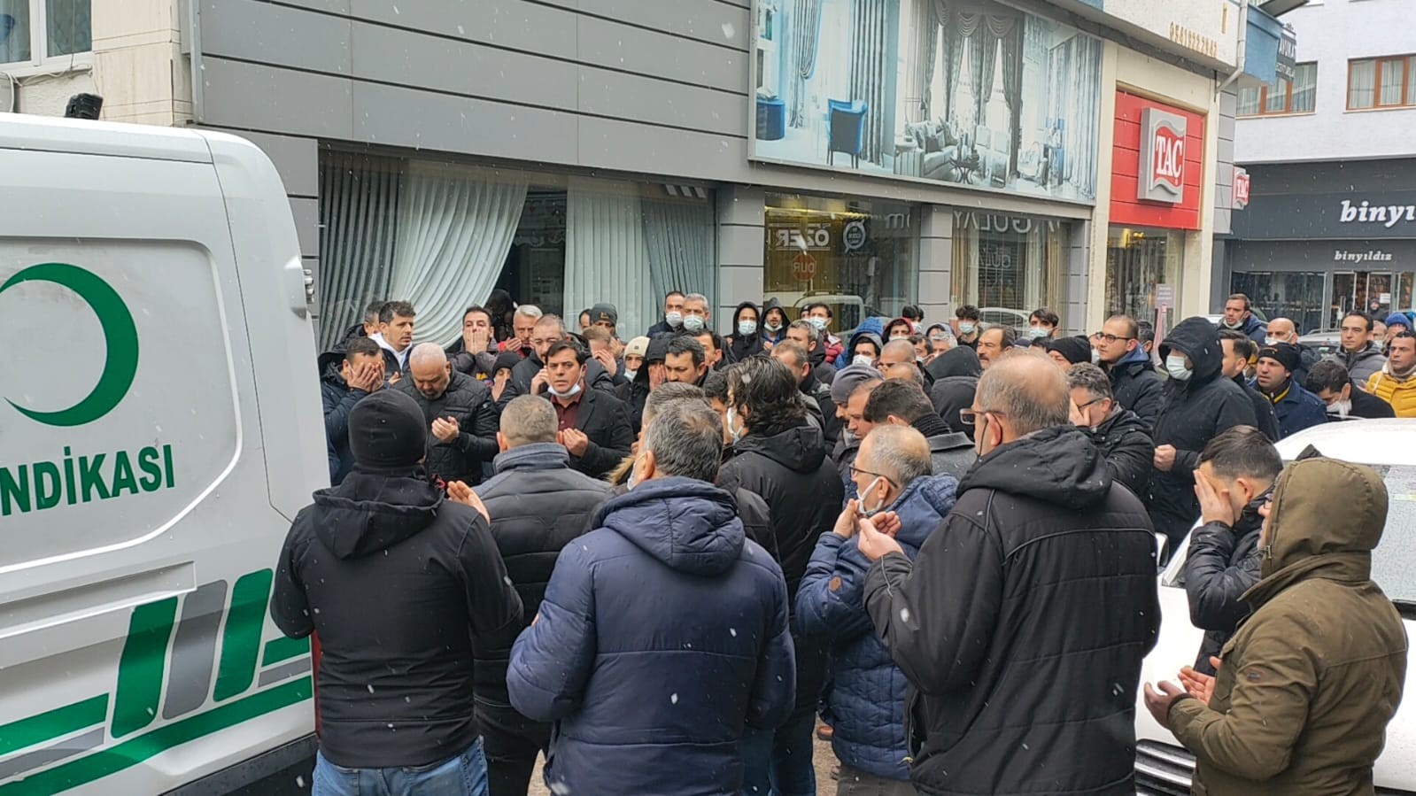 Bursa’nın Gemlik ilçesinde kalp krizi sonucu hayatını kaybeden Türk Metal Sendikası Gemlik Şube Başkanı Kemal Durmaz’ın (52) cenazesi sendika ...