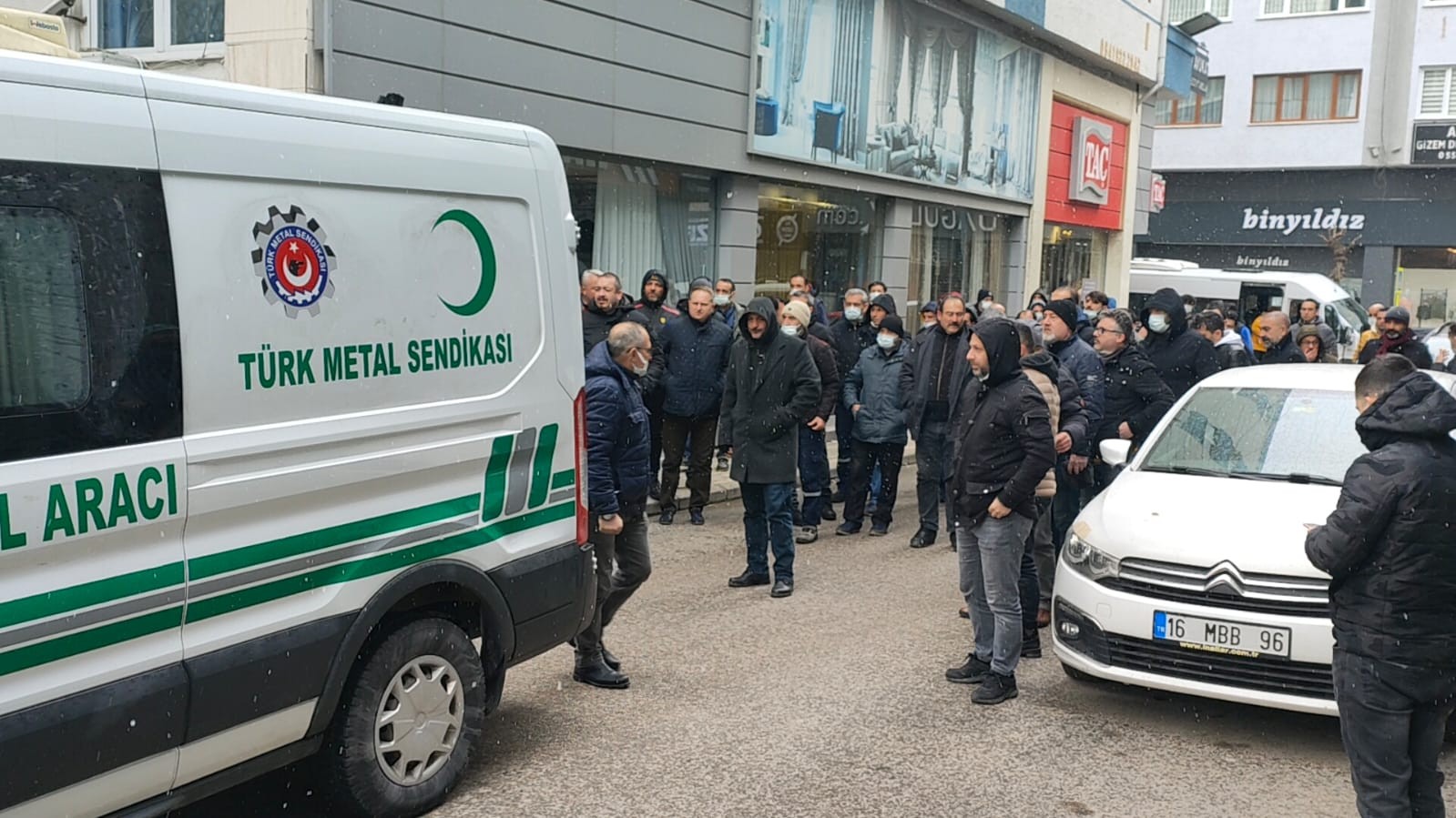 Bursa’nın Gemlik ilçesinde kalp krizi sonucu hayatını kaybeden Türk Metal Sendikası Gemlik Şube Başkanı Kemal Durmaz’ın (52) cenazesi sendika ...