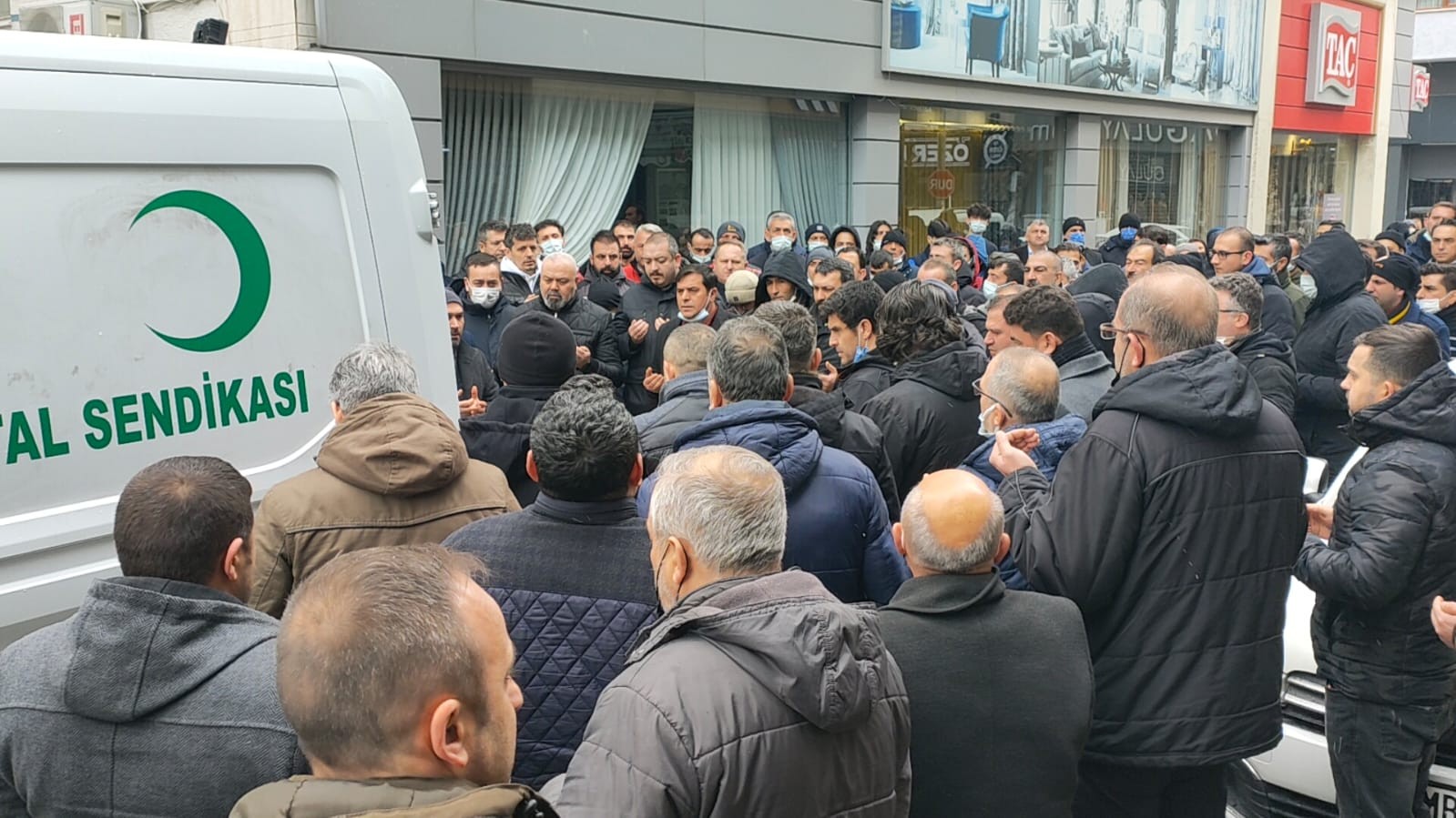 Bursa’nın Gemlik ilçesinde kalp krizi sonucu hayatını kaybeden Türk Metal Sendikası Gemlik Şube Başkanı Kemal Durmaz’ın (52) cenazesi sendika ...