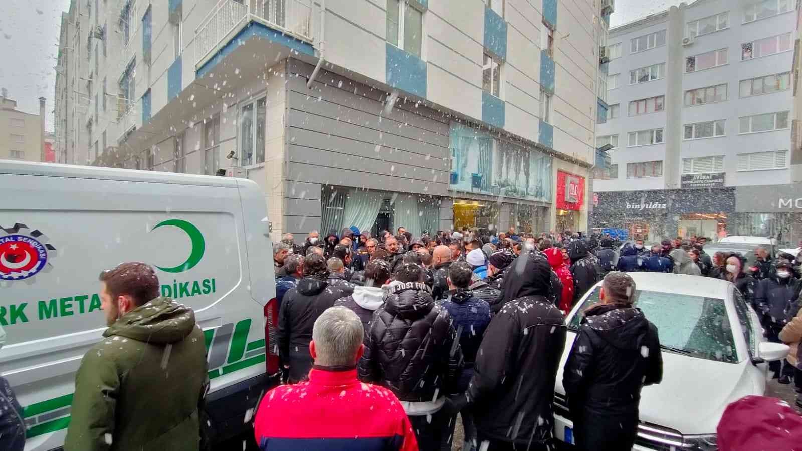 Bursa’nın Gemlik ilçesinde kalp krizi sonucu hayatını kaybeden Türk Metal Sendikası Gemlik Şube Başkanı Kemal Durmaz’ın (52) cenazesi sendika ...