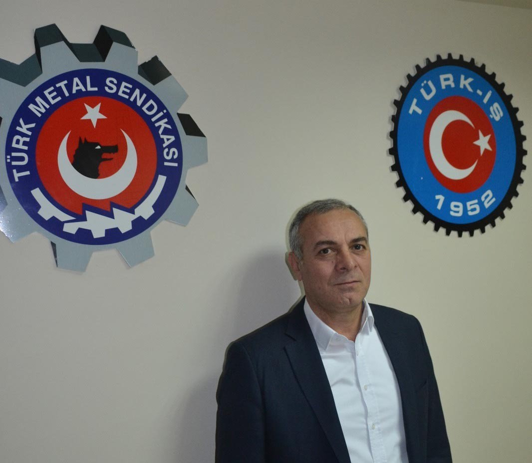 Bursa’nın Gemlik ilçesinde kalp krizi sonucu hayatını kaybeden Türk Metal Sendikası Gemlik Şube Başkanı Kemal Durmaz’ın (52) cenazesi sendika ...