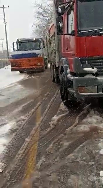 Sakarya’nın Karasu ilçesinde etkisini gösteren kar yağışı sonrası yolda kalan ve rampayı çıkamayan kamyonun yardımına kar küreme aracı yetişti ...
