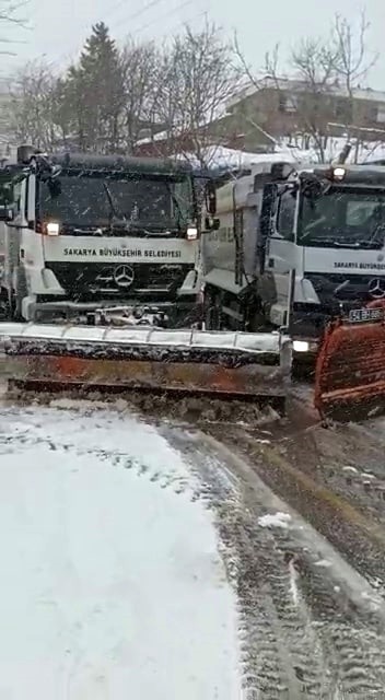 Sakarya’nın Karasu ilçesinde etkisini gösteren kar yağışı sonrası yolda kalan ve rampayı çıkamayan kamyonun yardımına kar küreme aracı yetişti ...