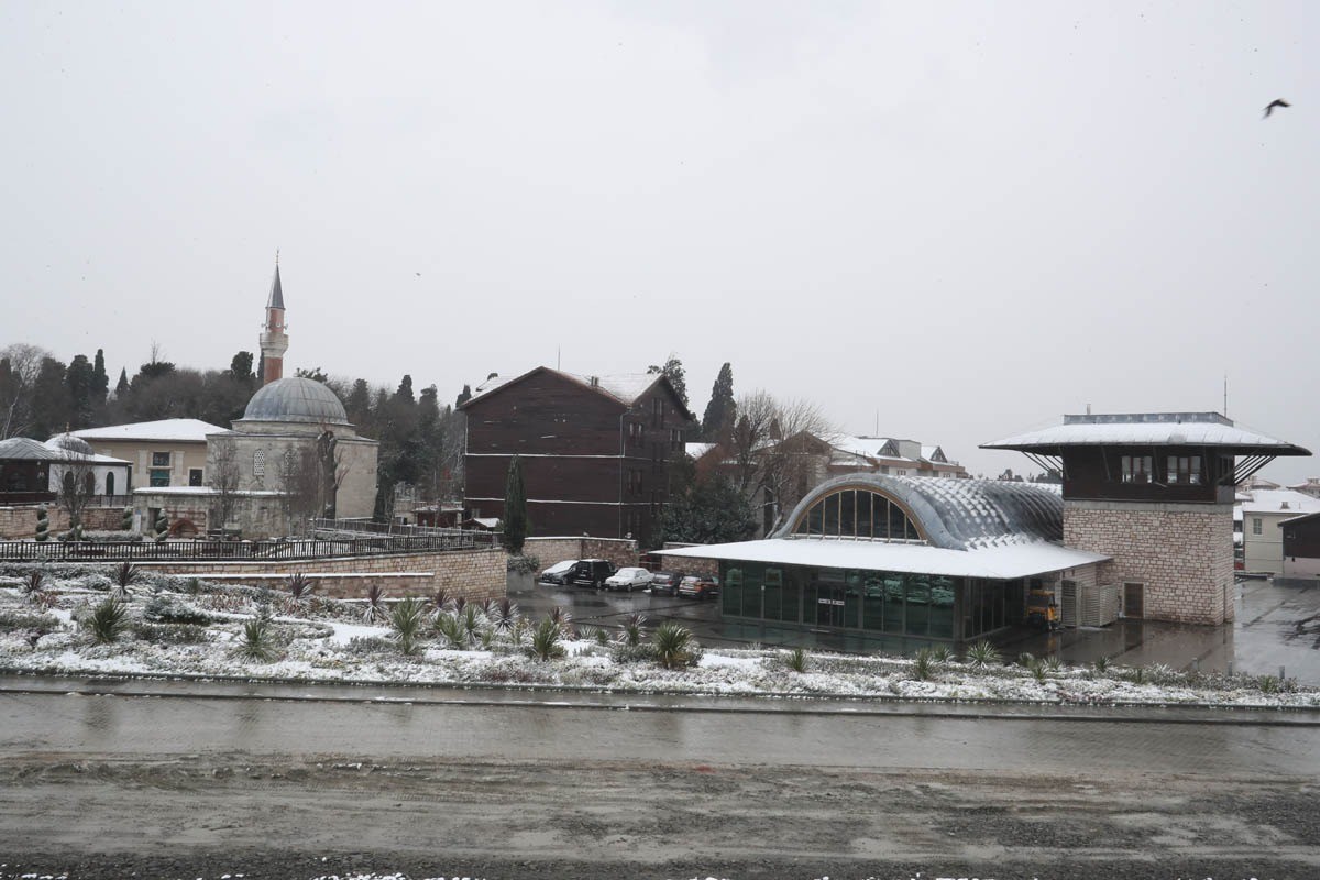 4 günlük kar tatili boyunca öğrenciler ve kitapseverler için ilçedeki tüm kıraathaneleri açık tutan Zeytinburnu Belediyesi, aynı zamanda ...