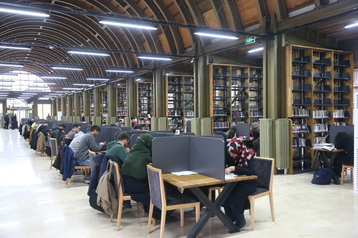 4 günlük kar tatili boyunca öğrenciler ve kitapseverler için ilçedeki tüm kıraathaneleri açık tutan Zeytinburnu Belediyesi, aynı zamanda ...