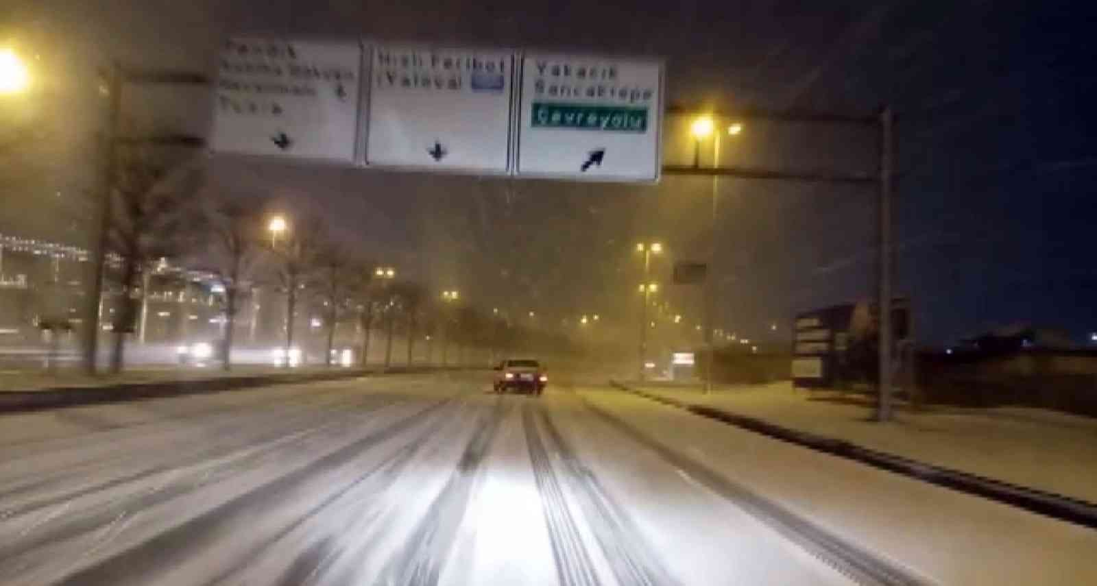 Meteoroloji Genel Müdürlüğü tarafından yapılan uyarıların ardından İstanbul’un Anadolu Yakası’nda etkili olan yoğun kar yağışı, evlerine gitmeye ...