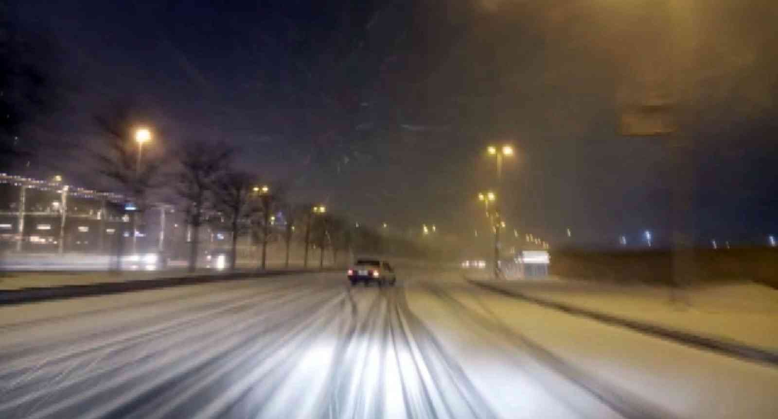 Meteoroloji Genel Müdürlüğü tarafından yapılan uyarıların ardından İstanbul’un Anadolu Yakası’nda etkili olan yoğun kar yağışı, evlerine gitmeye ...