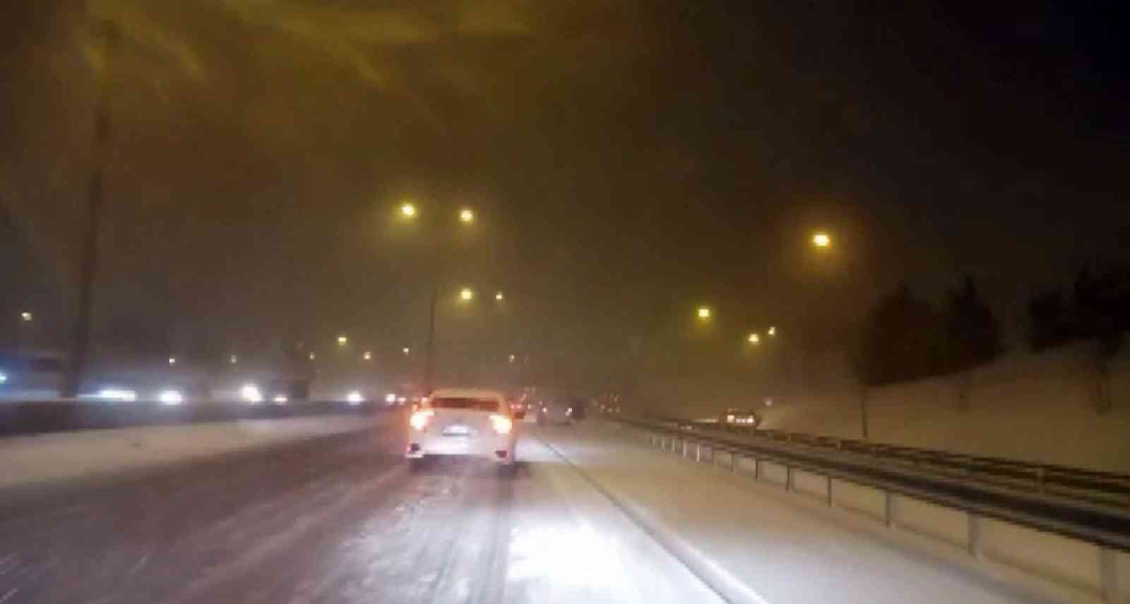 Meteoroloji Genel Müdürlüğü tarafından yapılan uyarıların ardından İstanbul’un Anadolu Yakası’nda etkili olan yoğun kar yağışı, evlerine gitmeye ...