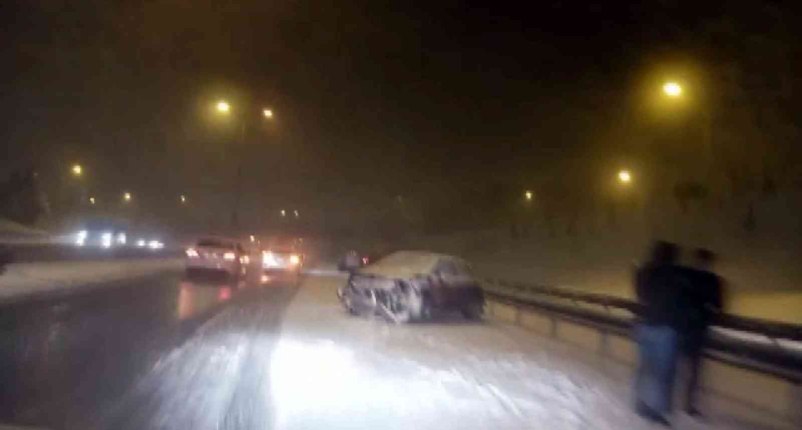 Meteoroloji Genel Müdürlüğü tarafından yapılan uyarıların ardından İstanbul’un Anadolu Yakası’nda etkili olan yoğun kar yağışı, evlerine gitmeye ...