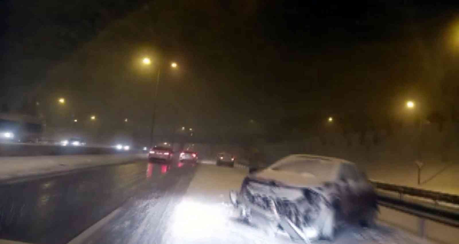 Meteoroloji Genel Müdürlüğü tarafından yapılan uyarıların ardından İstanbul’un Anadolu Yakası’nda etkili olan yoğun kar yağışı, evlerine gitmeye ...