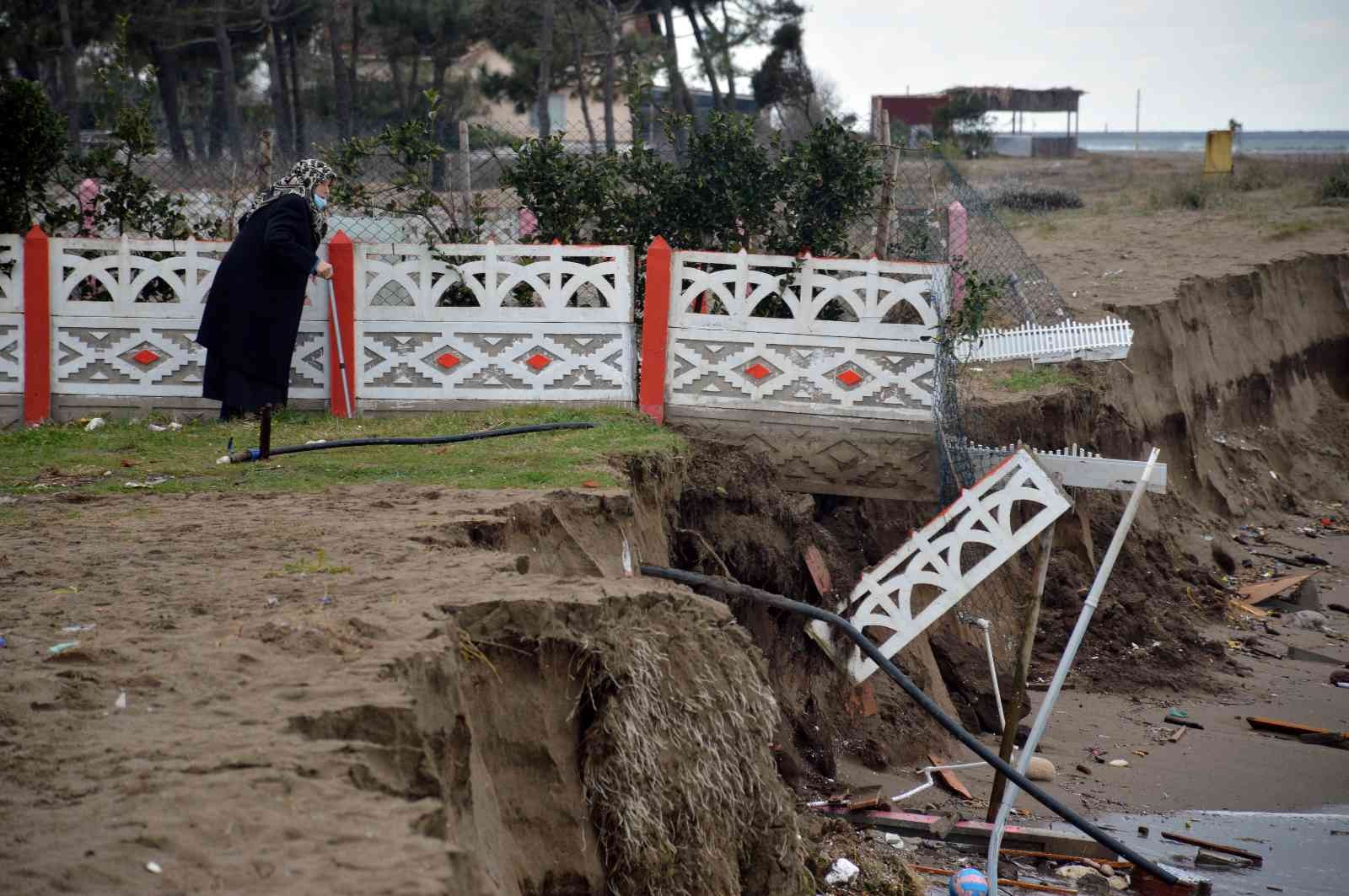 Sakarya’nın Karasu sahilinde etkisini arttıran kıyı erozyonu bir evin arsasını ve bahçe duvarlarını denizle buluşturdu. Tehlike oluşturan ...