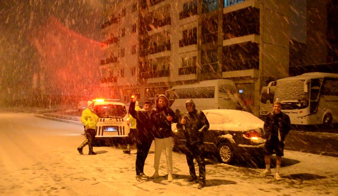 Tekirdağ Çorlu’da karla kaplı zeminde drift atan sürücü, trafik polisi tarafından yakalanarak 9 bin 125 lira para cezası kesildi. Kamerayı gören ...