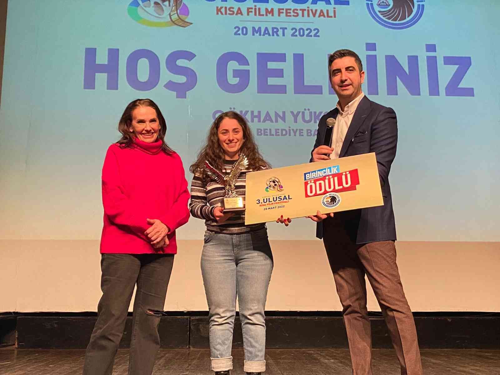 Kartal Belediyesi’nin bu yıl 3’üncüsünü düzenlediği Ulusal Kısa Film Festivali’nde gösterimler sona erdi. Düzenlenen tören ile dereceye giren ...