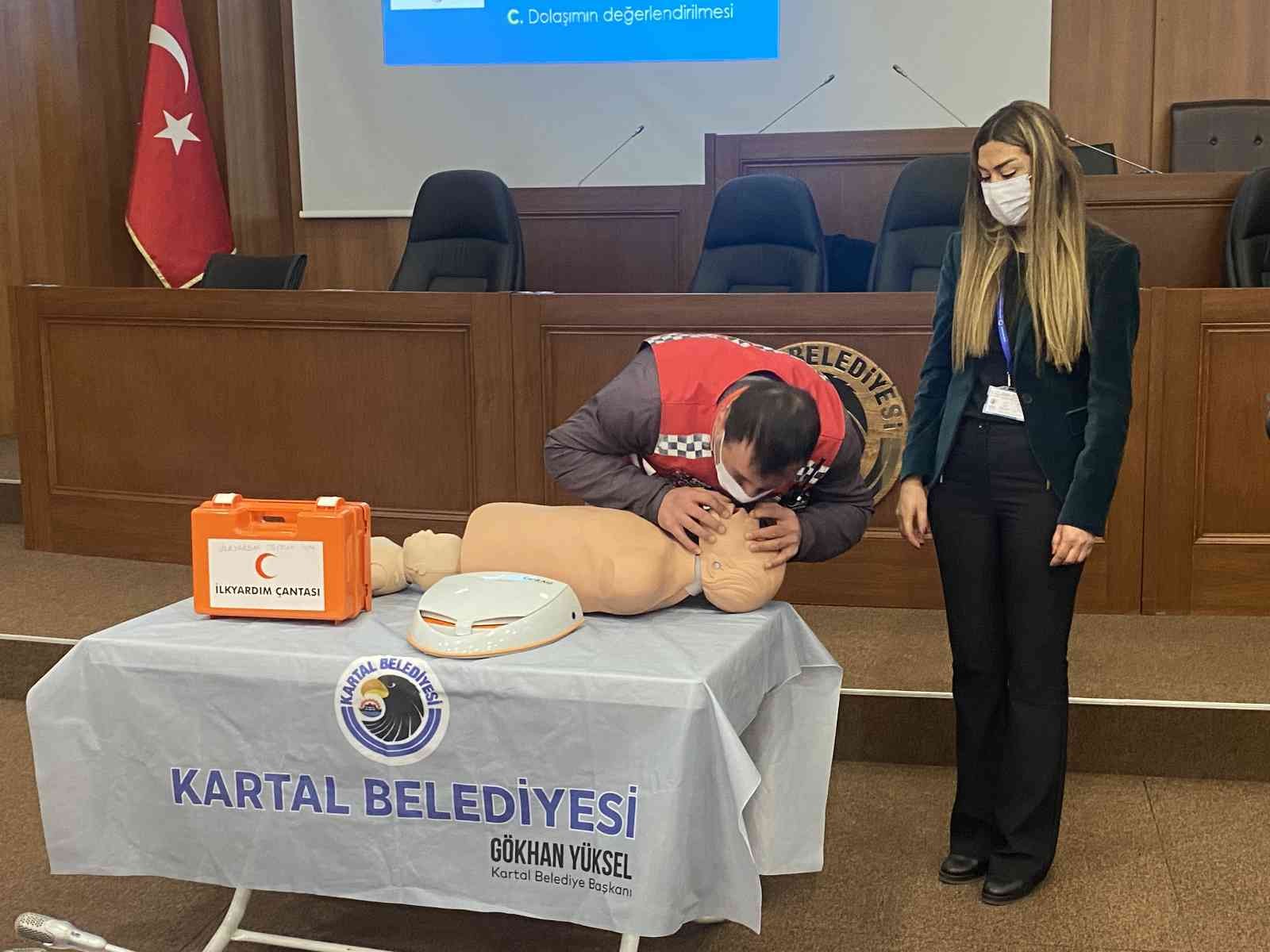 Kartal Belediyesi’nde 40 motokuryeye sertifikalı temel ilk yardım eğitimi verildi. Motokuryeler sertifikalarını Kartal Belediye Başkanı Gökhan ...