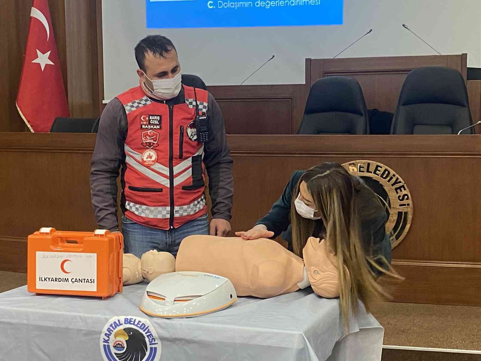 Kartal Belediyesi’nde 40 motokuryeye sertifikalı temel ilk yardım eğitimi verildi. Motokuryeler sertifikalarını Kartal Belediye Başkanı Gökhan ...