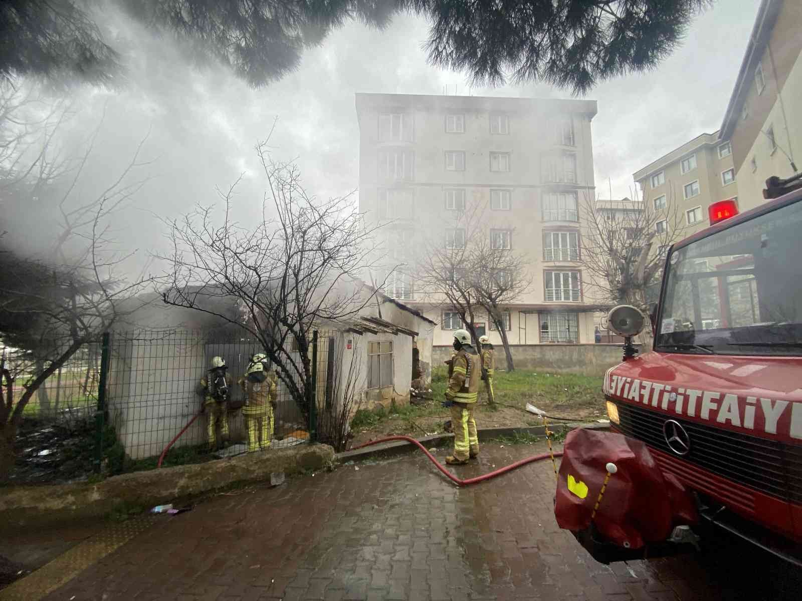 Kartal’da yabancı uyruklu şahıslar tarafından kullanılan gecekondu, alevlere teslim oldu. Gecekonduda alevlerin yükseldiği anlar vatandaşların ...