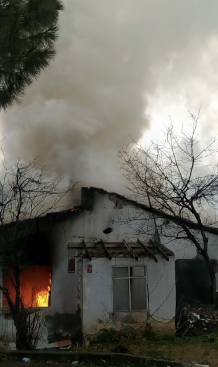 Kartal’da yabancı uyruklu şahıslar tarafından kullanılan gecekondu, alevlere teslim oldu. Gecekonduda alevlerin yükseldiği anlar vatandaşların ...