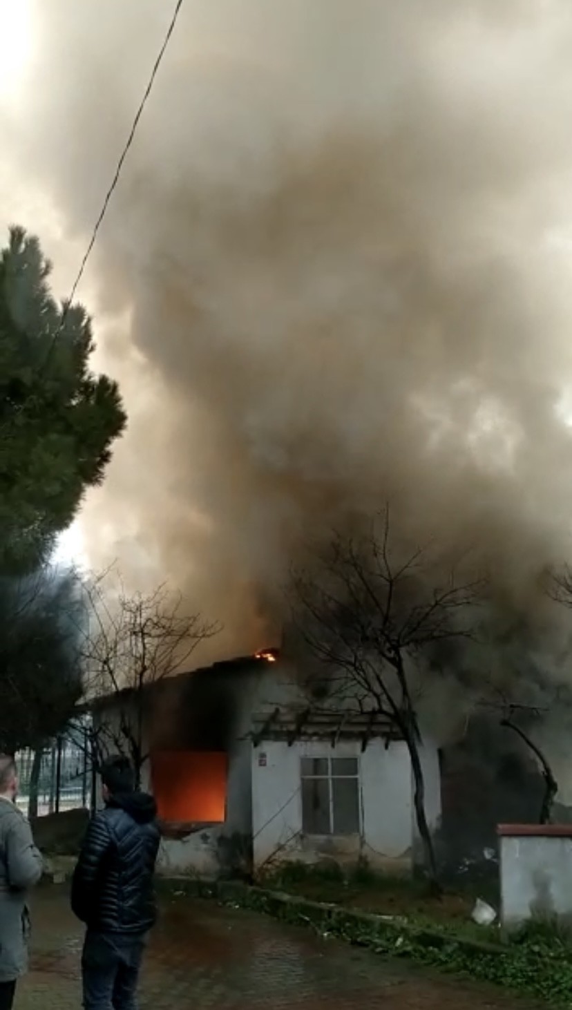 Kartal’da yabancı uyruklu şahıslar tarafından kullanılan gecekondu, alevlere teslim oldu. Gecekonduda alevlerin yükseldiği anlar vatandaşların ...