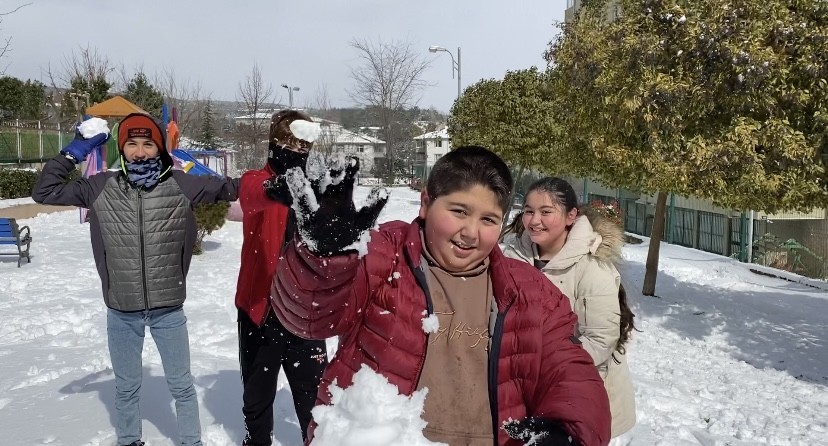 Kartal’da kar yağışını fırsat bilen çocuklar, okulların da tatil edilmesiyle birlikte kendilerini park ve bahçelere attı. Çocuklar, karın keyfini ...