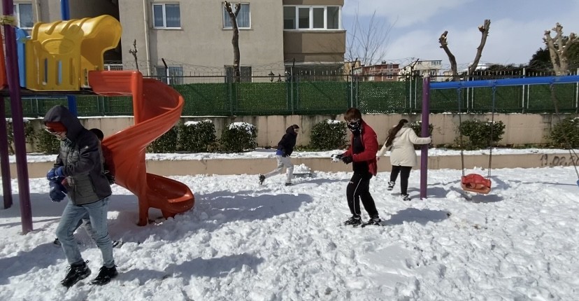 Kartal’da kar yağışını fırsat bilen çocuklar, okulların da tatil edilmesiyle birlikte kendilerini park ve bahçelere attı. Çocuklar, karın keyfini ...