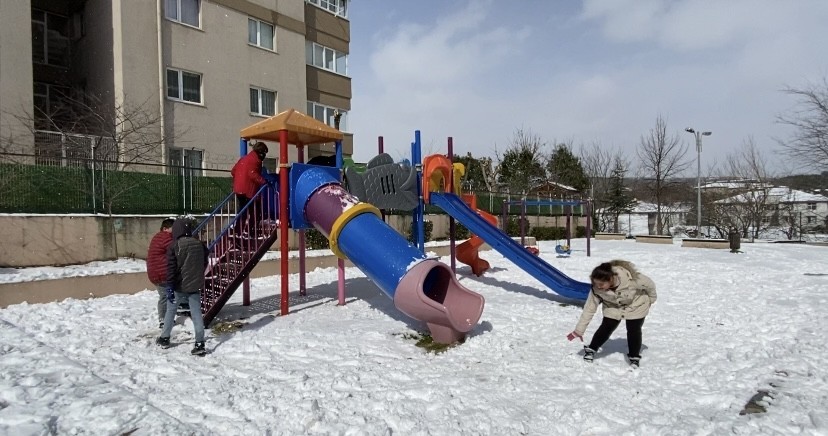 Kartal’da kar yağışını fırsat bilen çocuklar, okulların da tatil edilmesiyle birlikte kendilerini park ve bahçelere attı. Çocuklar, karın keyfini ...