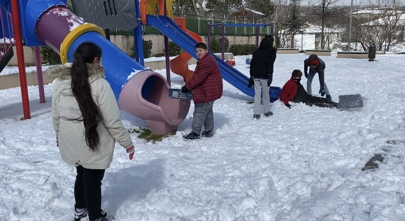 Kartal’da kar yağışını fırsat bilen çocuklar, okulların da tatil edilmesiyle birlikte kendilerini park ve bahçelere attı. Çocuklar, karın keyfini ...