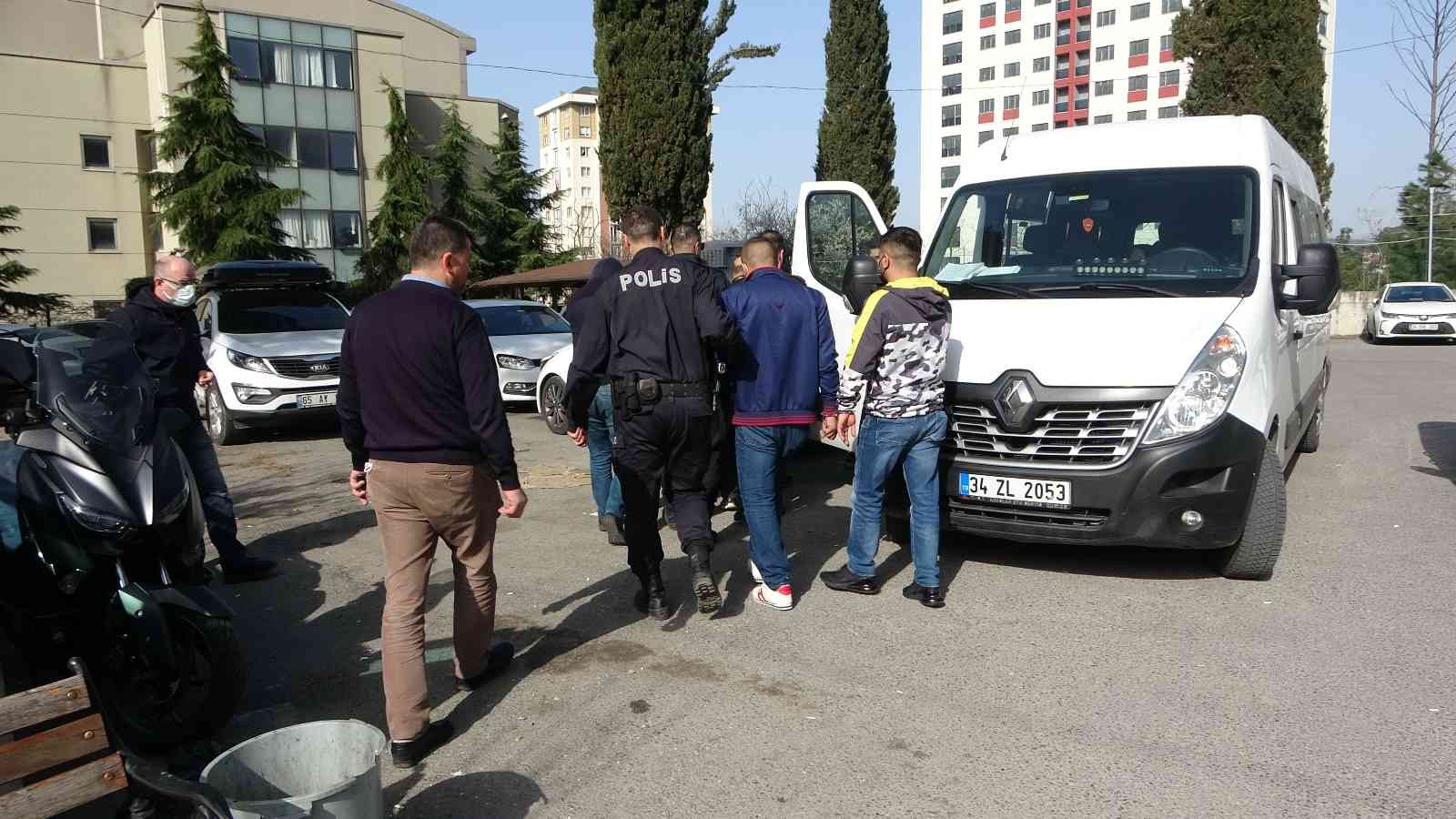 Kartal’da dün gerçekleşen silah ve bıçakların kullanıldığı saldırıda 5 şüpheli yakalanarak adliyeye sevk edildi. Olay sonrası firar eden 4 kişi ...