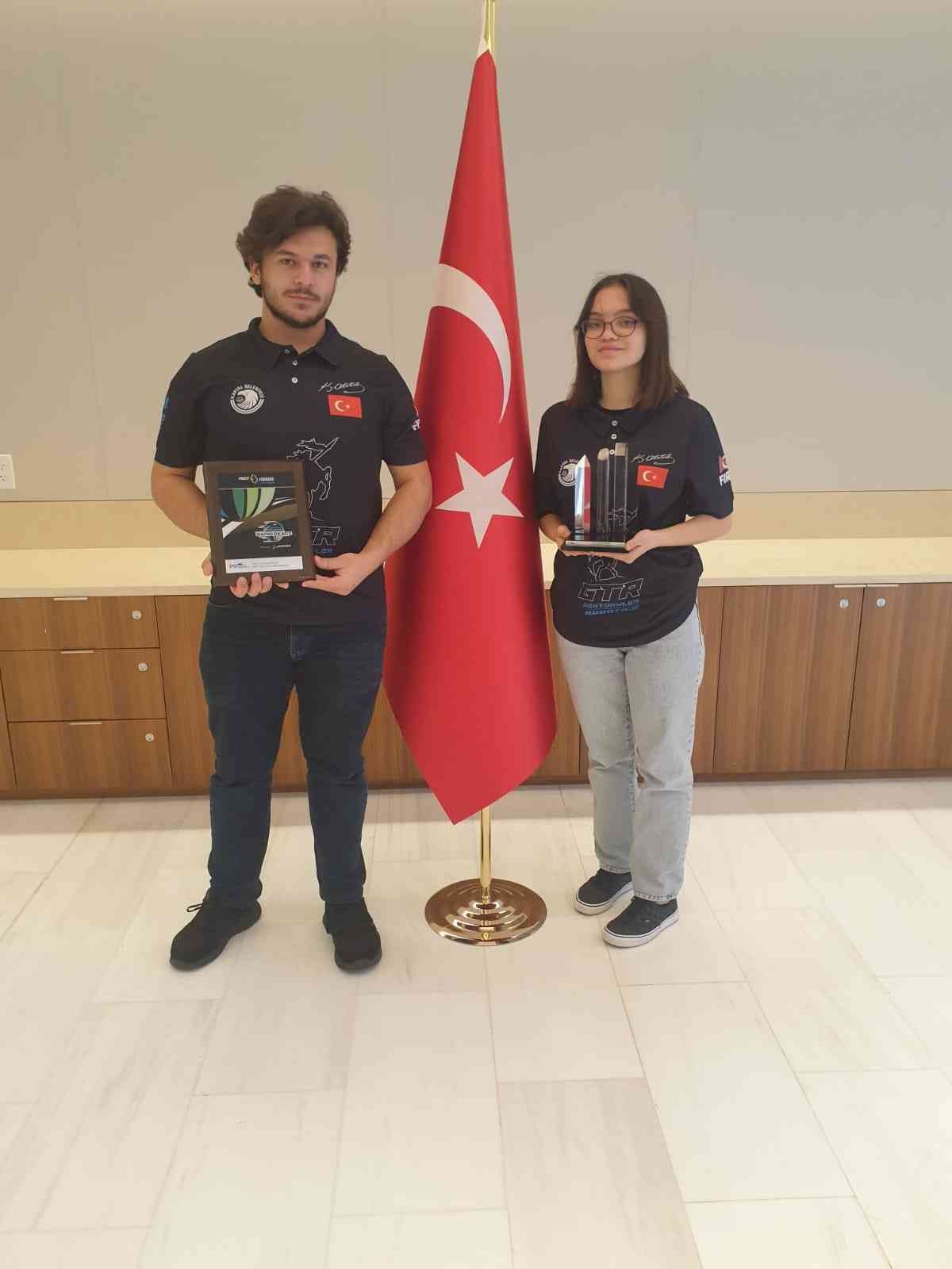 Kartal Belediyesi’nin desteğiyle Amerika Birleşik Devletleri’nde düzenlenen ve dünyanın en prestijli yarışmalarından biri olan First Robotics ...