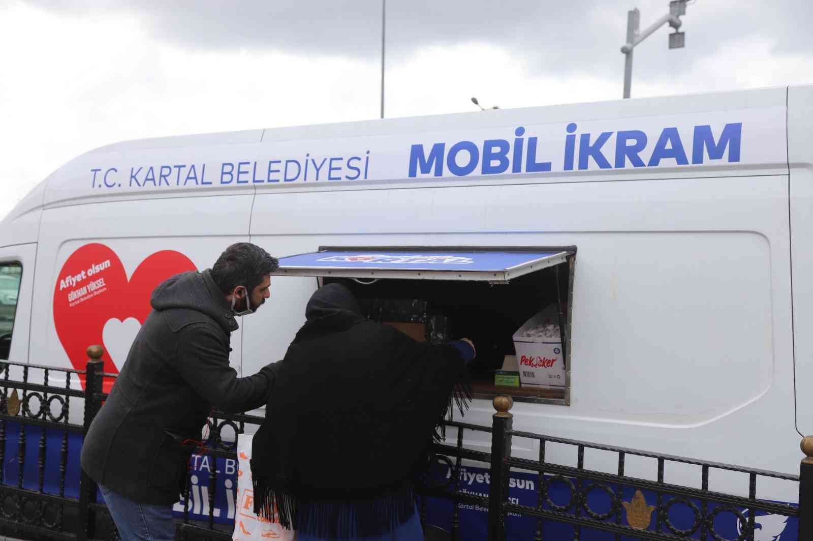 Kartal Belediyesi, İstanbul’u ve Kartal’ı etkisi altına alan soğuk ve karlı havada, günlük hayatına devam eden vatandaşların soğuktan olumsuz ...