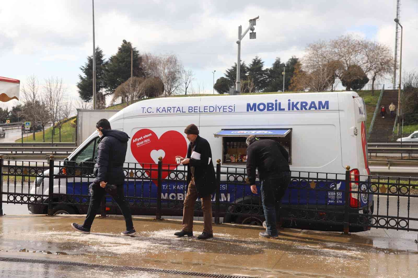 Kartal Belediyesi, İstanbul’u ve Kartal’ı etkisi altına alan soğuk ve karlı havada, günlük hayatına devam eden vatandaşların soğuktan olumsuz ...