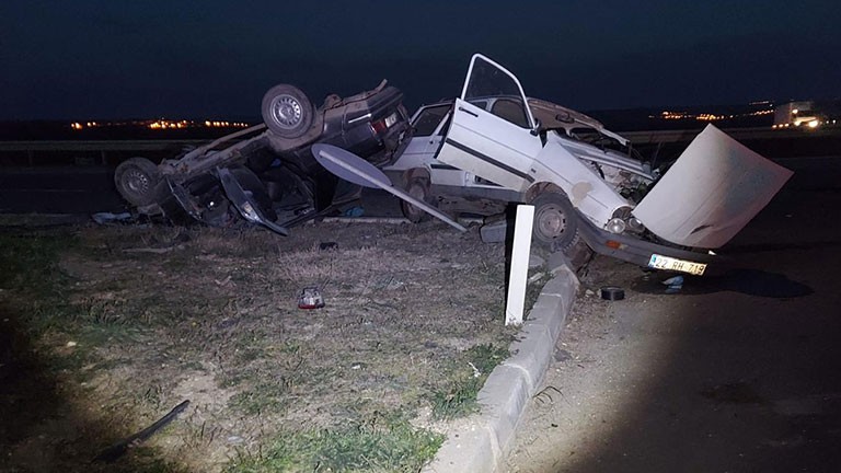 Edirne’nin Keşan ilçesinde kavşak noktasında iki araç çarpıştı. Hurdaya dönen araçlarda 4 kişi yaralandı. Kaza, Paşayiğit Mahallesi mevkiinde ...