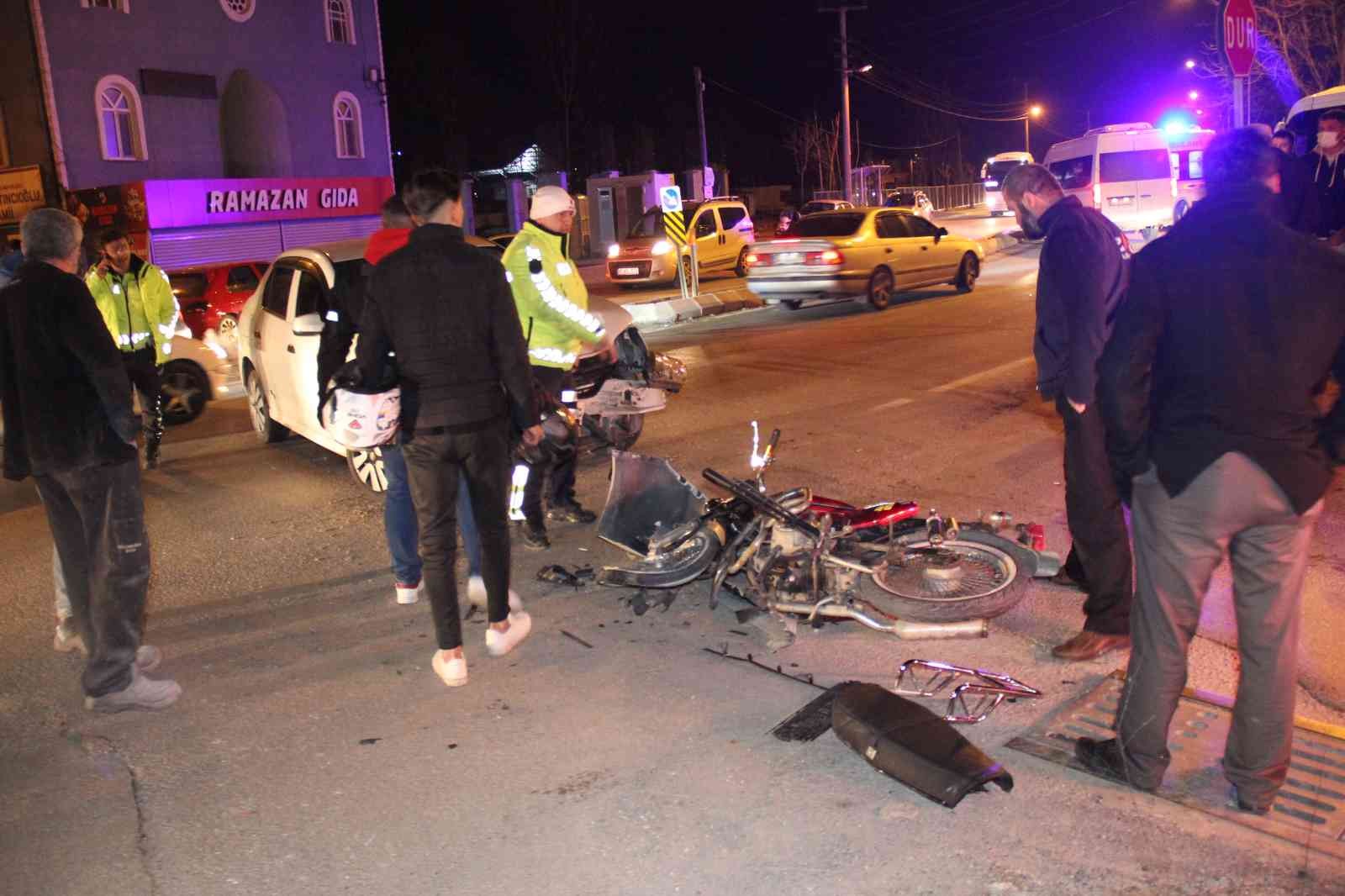 KOCAELİ(İHA) – Kocaeli’nin İzmit ilçesinde kavşaktan dönmek isteyen otomobil ile motosiklet çarpıştı. Kazada 1’i ağır 2 kişi yaralanırken olay ...