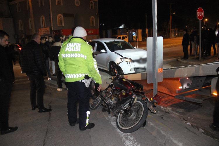 KOCAELİ(İHA) – Kocaeli’nin İzmit ilçesinde kavşaktan dönmek isteyen otomobil ile motosiklet çarpıştı. Kazada 1’i ağır 2 kişi yaralanırken olay ...