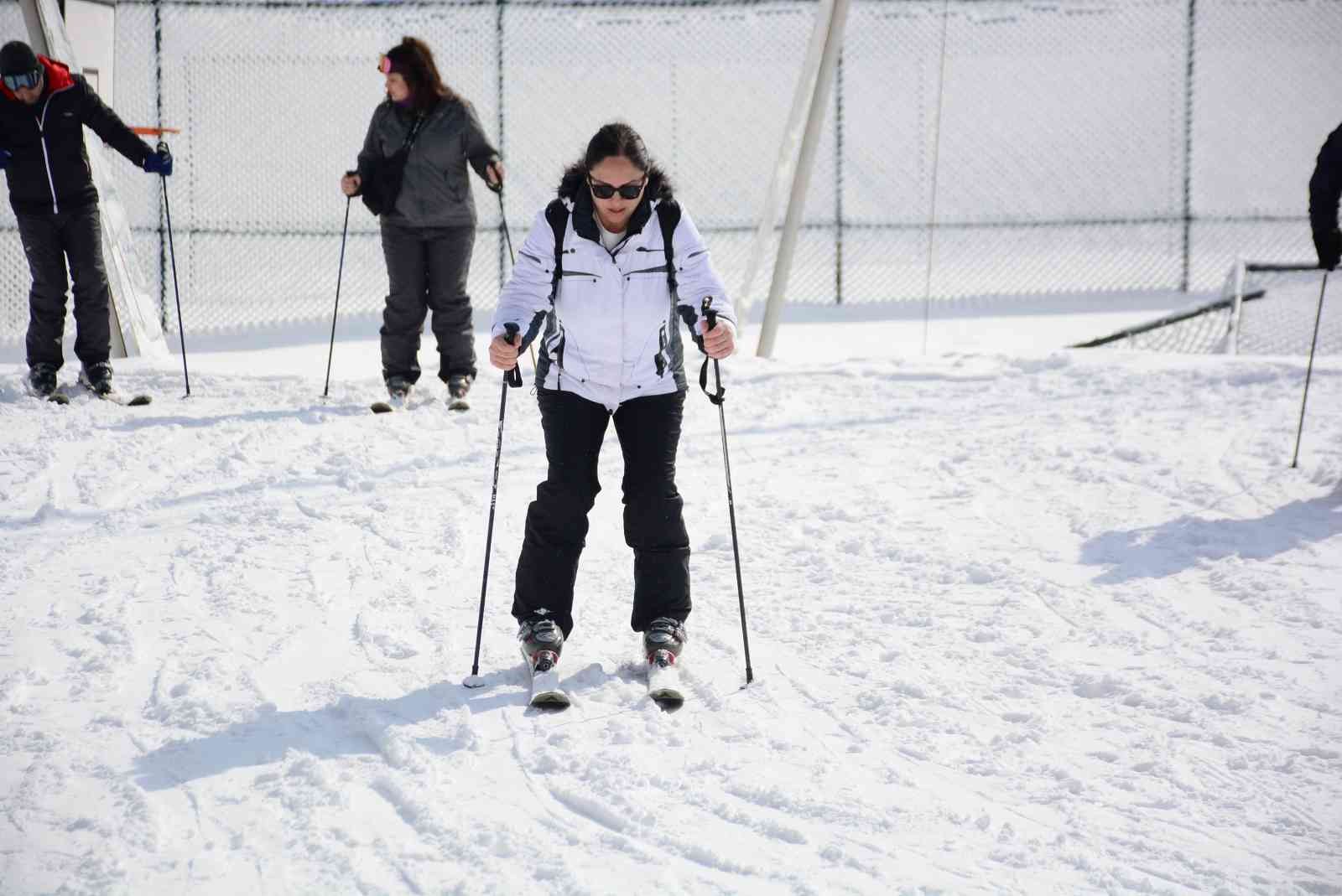 Marmara Bölgesinin önemli kış turizmi destinasyonlarından Kartepe, mart ayında etkisini gösteren kar yağışıyla birlikte kayak tutkunlarının ...