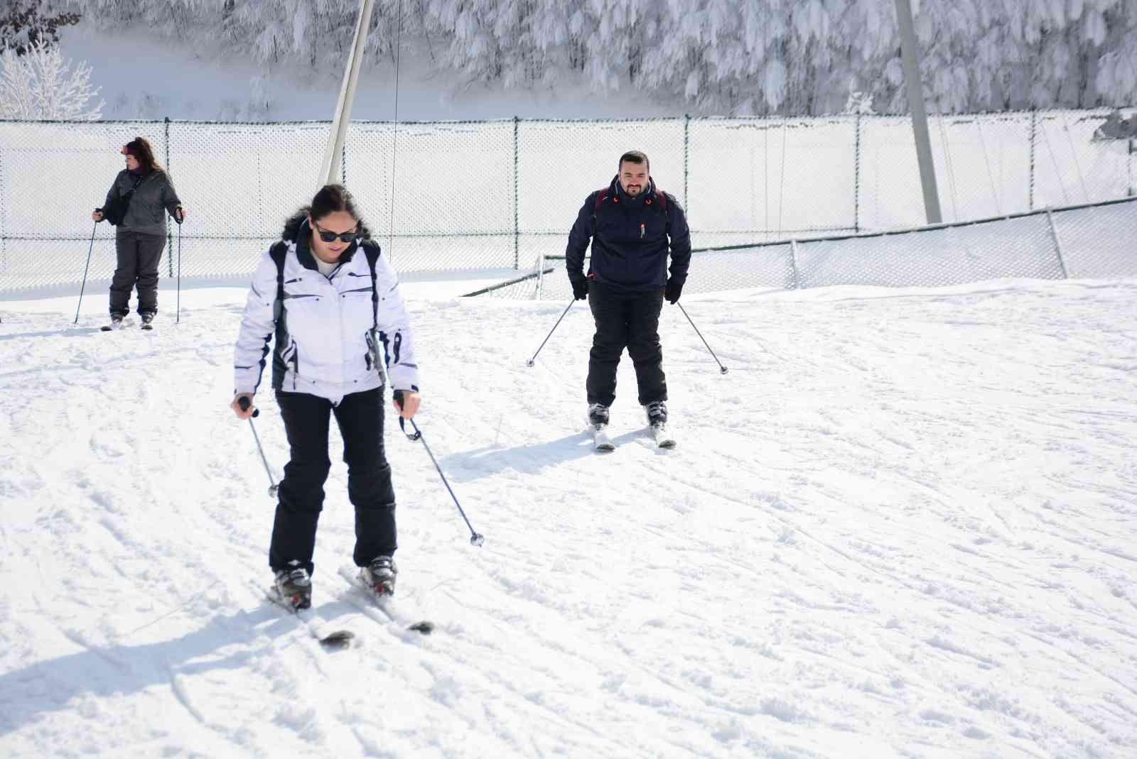 Marmara Bölgesinin önemli kış turizmi destinasyonlarından Kartepe, mart ayında etkisini gösteren kar yağışıyla birlikte kayak tutkunlarının ...