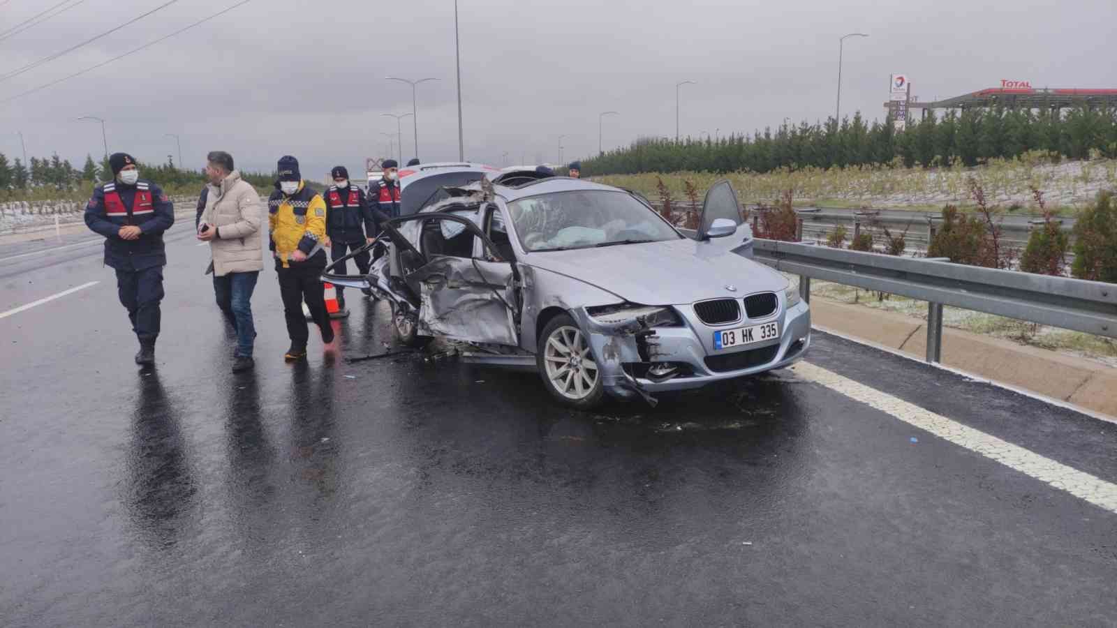 Gebze-Orhangazi-İzmir Otoyolu Orhangazi Tüneli yakınlarında yağıştan dolayı kayganlaşan yolda meydana gelen kazada 1 kişi öldü, 3 kişi yaralandı ...