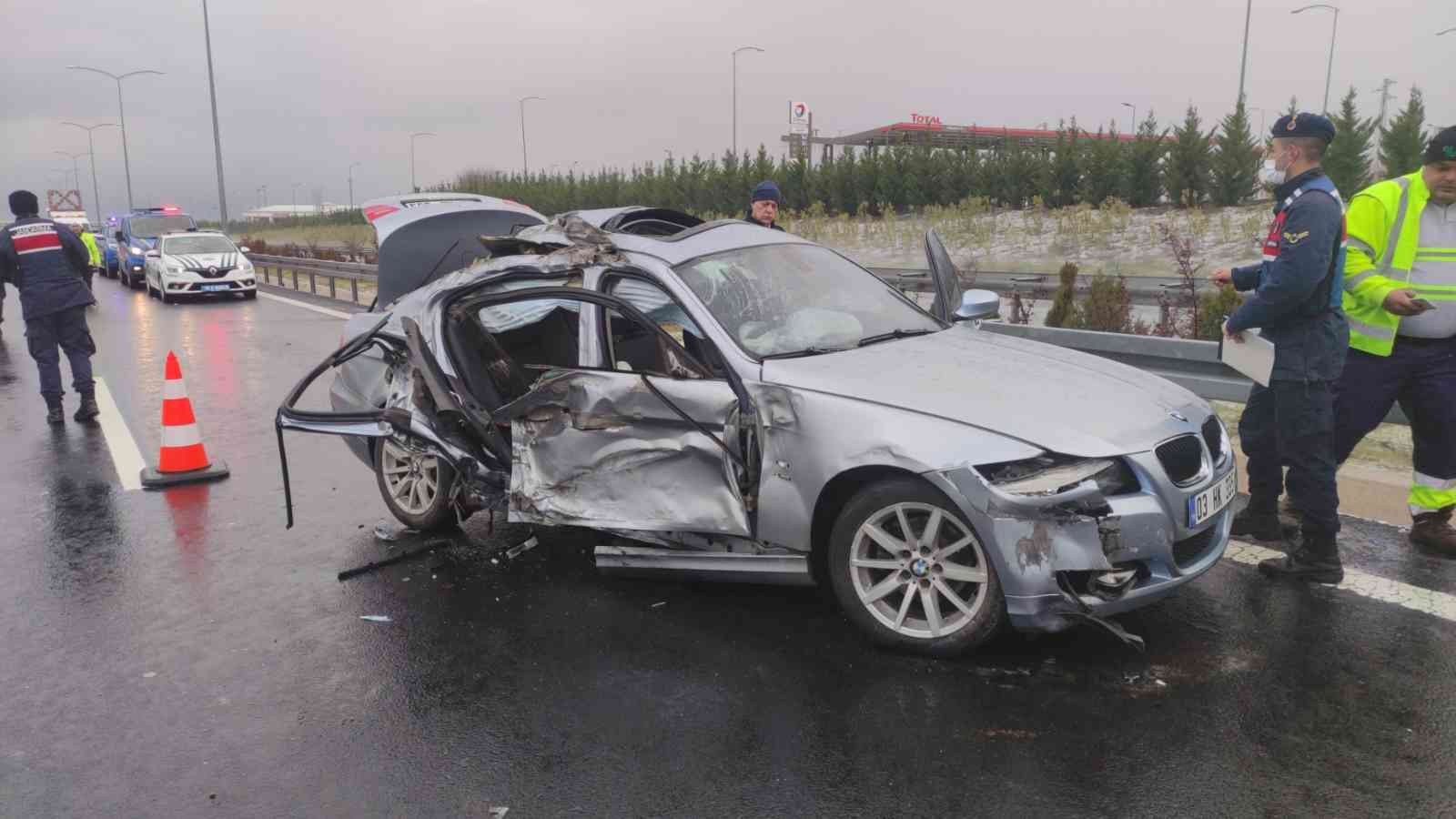 Gebze-Orhangazi-İzmir Otoyolu Orhangazi Tüneli yakınlarında yağıştan dolayı kayganlaşan yolda meydana gelen kazada 1 kişi öldü, 3 kişi yaralandı ...