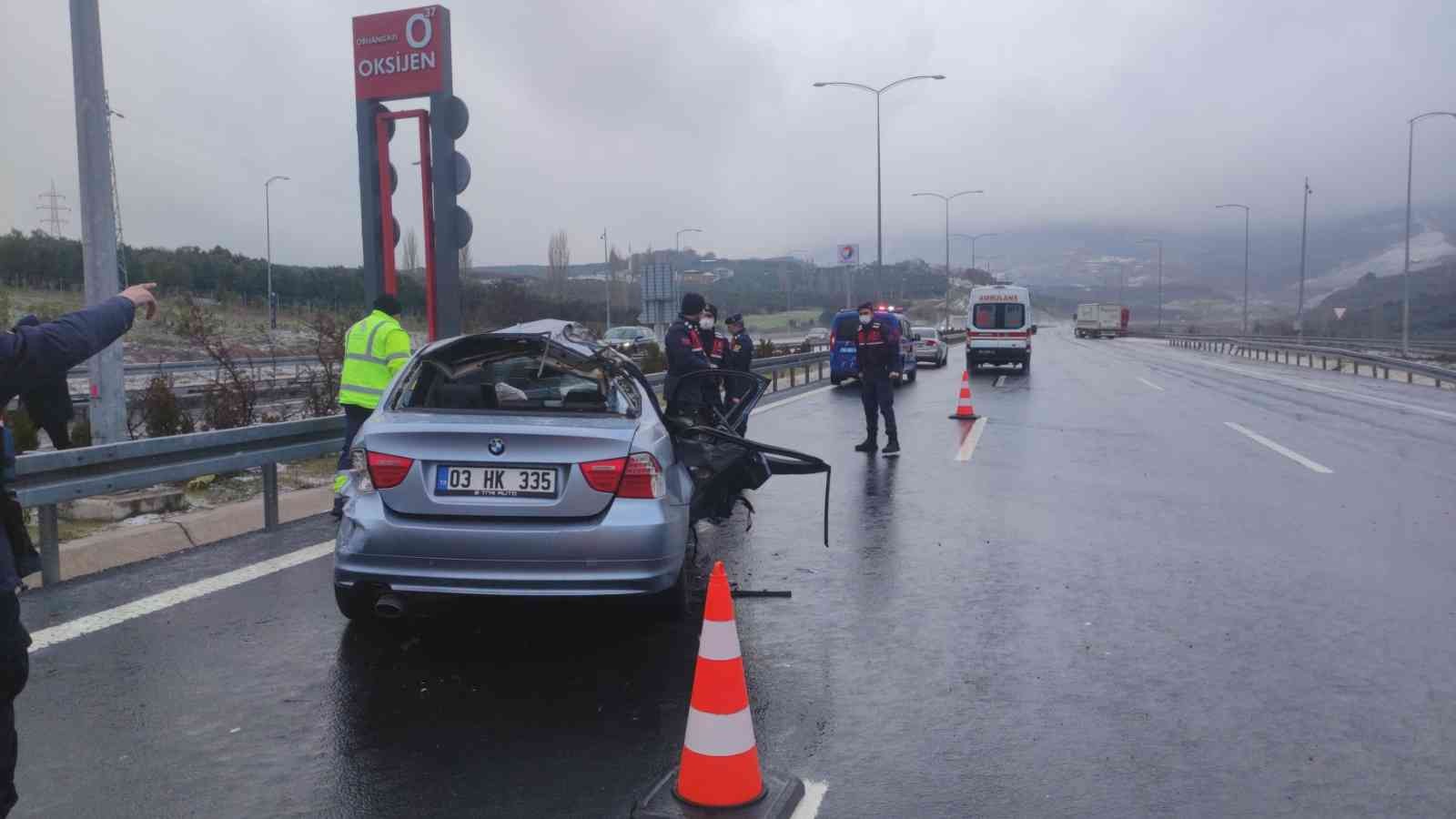 Gebze-Orhangazi-İzmir Otoyolu Orhangazi Tüneli yakınlarında yağıştan dolayı kayganlaşan yolda meydana gelen kazada 1 kişi öldü, 3 kişi yaralandı ...