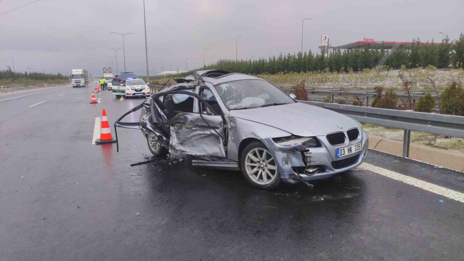 Gebze-Orhangazi-İzmir Otoyolu Orhangazi Tüneli yakınlarında yağıştan dolayı kayganlaşan yolda meydana gelen kazada 1 kişi öldü, 3 kişi yaralandı ...