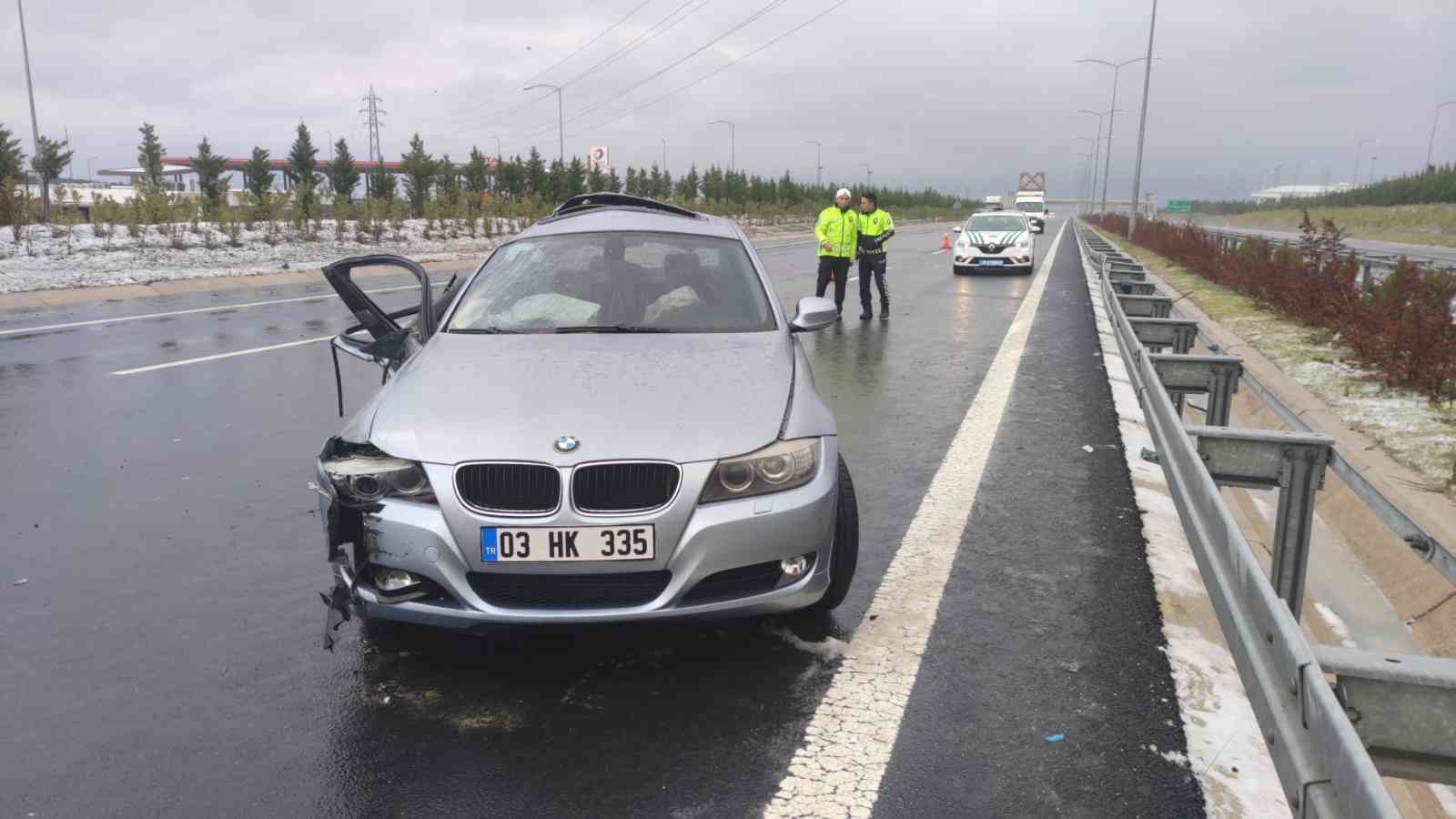 Gebze-Orhangazi-İzmir Otoyolu Orhangazi Tüneli yakınlarında yağıştan dolayı kayganlaşan yolda meydana gelen kazada 1 kişi öldü, 3 kişi yaralandı ...