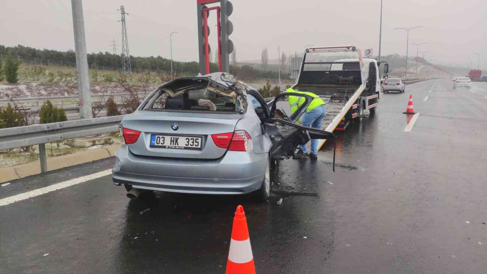 Gebze-Orhangazi-İzmir Otoyolu Orhangazi Tüneli yakınlarında yağıştan dolayı kayganlaşan yolda meydana gelen kazada 1 kişi öldü, 3 kişi yaralandı ...