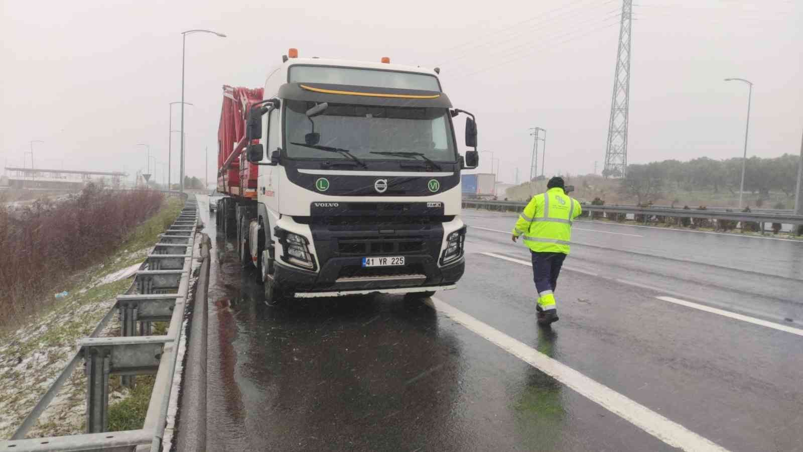 Gebze-Orhangazi-İzmir Otoyolu Orhangazi Tüneli yakınlarında yağıştan dolayı kayganlaşan yolda meydana gelen kazada 1 kişi öldü, 3 kişi yaralandı ...