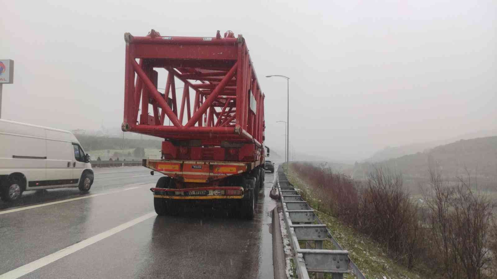 Gebze-Orhangazi-İzmir Otoyolu Orhangazi Tüneli yakınlarında yağıştan dolayı kayganlaşan yolda meydana gelen kazada 1 kişi öldü, 3 kişi yaralandı ...